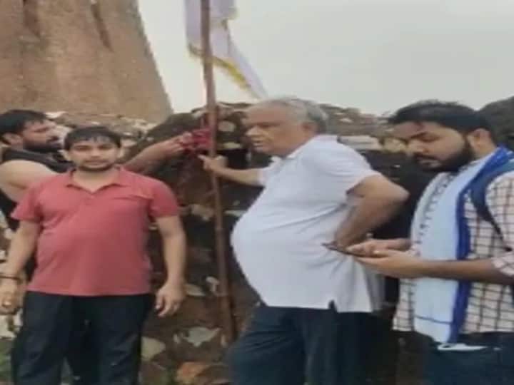 BJP MP Kirori Lal Meena illegally hoisted the flag at Amagarh Fort detained राजस्थानः BJP सांसद किरोड़ी लाल मीणा ने मना करने के बावजूद आमागढ़ किले पर फहराया झंडा, पुलिस हिरासत में लिए गए