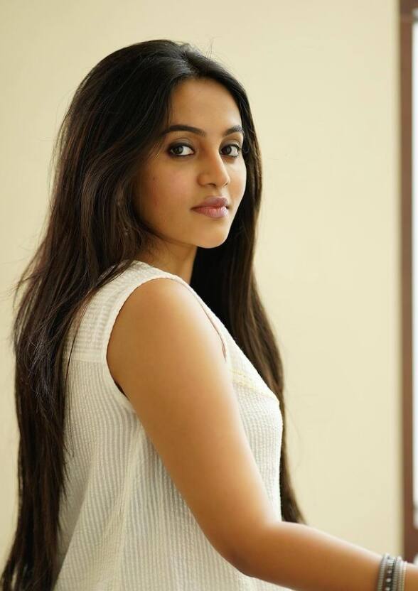 சிறு தொடுதலிலே சின்ன சின்னதாய் சிறகுகள்..