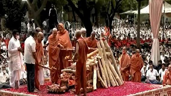 સોખડાઃ હરિપ્રસાદ સ્વામીજી પંચમહાભૂતમાં વિલીન, ભક્તો ચોંધાર આંસુએ રડ્યા