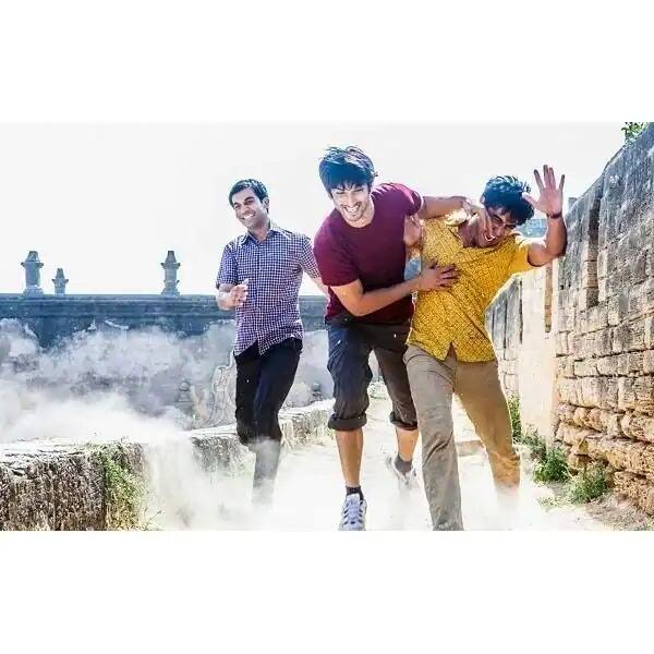 दिवंगत एक्टर सुशांत सिंह राजपूत ने फिल्म 'काई पो चे' से बॉलीवुड में एंट्री ली थी. इस फिल्म में औमी के किरदार ने लोगों की जिंदगी ही बदल कर रख दी थी. दर्शकों को यह फिल्म बेहद पसंद आई थी.