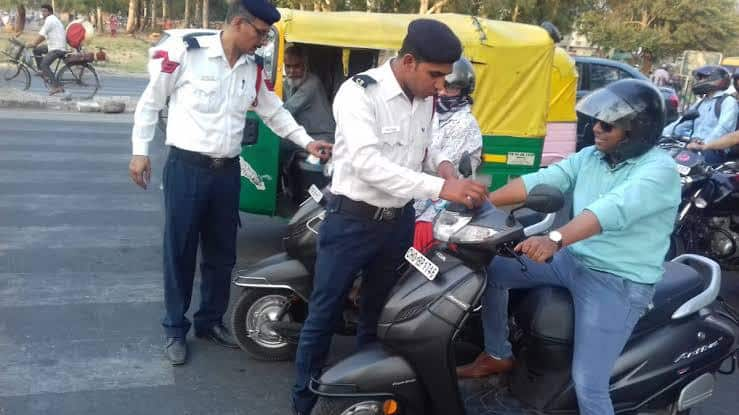 Traffic Rules: Traffic police will not be able to deduct challan, driver should keep this information Traffic Rules: ਟ੍ਰੈਫਿਕ ਪੁਲਿਸ ਨਹੀਂ ਕੱਟ ਸਕਦੀ ਤੁਹਾਡਾ ਚਲਾਨ, ਡਰਾਈਵਰ ਕੋਲ ਰੱਖਣ ਇਹ ਜਾਣਕਾਰੀ