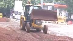 IIT Road पर धसी सड़क की मरम्मत शुरू, सड़क पर बने गड्ढे से हुआ था हादसा