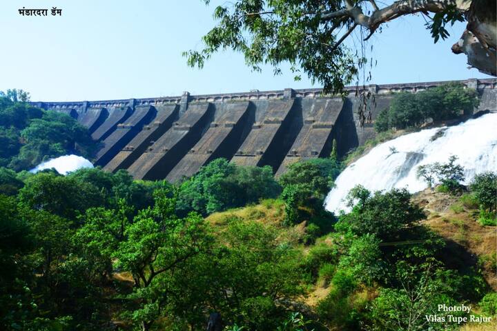 दाट धुक्यांनी वेढलेले रस्ते, उंच डोंगरावरून पडणारे धबधबे तर निसर्गाने पांघरलेला हिरवा शालू हे मनमोहक दृश्य आहे अहमदनगर जिल्ह्यातील भंडारदरा धरण परिसरातील. (सर्व फोटो- विलास तुपे)