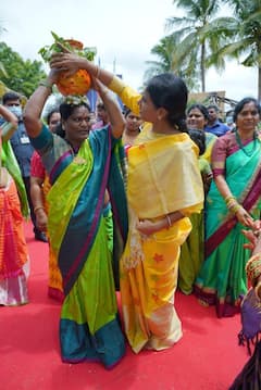 Bonalu Festival: బోన‌మెత్తిన వైఎస్ ష‌ర్మిల.. చిన్ననాటి ఫ్రెండ్‌తో ఉత్సాహంగా జాతర