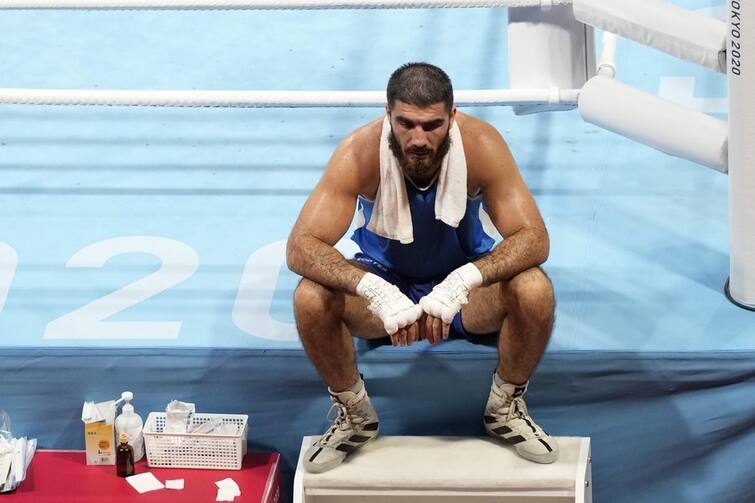 Tokyo Olympics 2020: Boxing-France's Aliev disqualified, protests with sit-in at ringside Tokyo Olympics 2020: প্রতিপক্ষকে গুঁতো মারায় পরাজিত, প্রতিবাদে রিংয়ে ধর্না ফরাসি বক্সারের