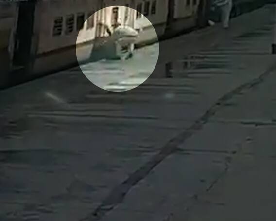 પોલીસની સમયસૂચકતાથી ચાલતી ટ્રેનમાંથી પડેલી મહિલાની આ રીતે બચી જિંદગી. જુઓ દિલધડક રેસ્કયુ