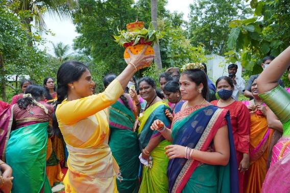 Bonalu Festival: బోన‌మెత్తిన వైఎస్ ష‌ర్మిల.. చిన్ననాటి ఫ్రెండ్‌తో ఉత్సాహంగా జాతర