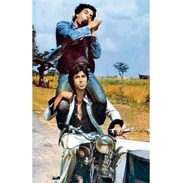 फिल्म 'शोले' के जय और वीरू को लोग आज भी याद करते हैं. जय और वीरू दोस्ती की दुनिया के बेताज बादशाह हैं. अमिताभ बच्चन और धर्मेंद्र की जोड़ी ने दोस्ती की मिसाल पेश की थी. यह फिल्म आज भी खूब पसंद की जाती है.