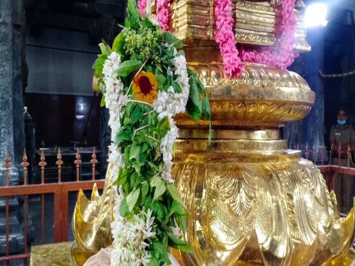 பூசை செய்யப்பட்டு வண்ண மலர்களால் அலங்கரிக்கப்பட்ட கொடிமரம்