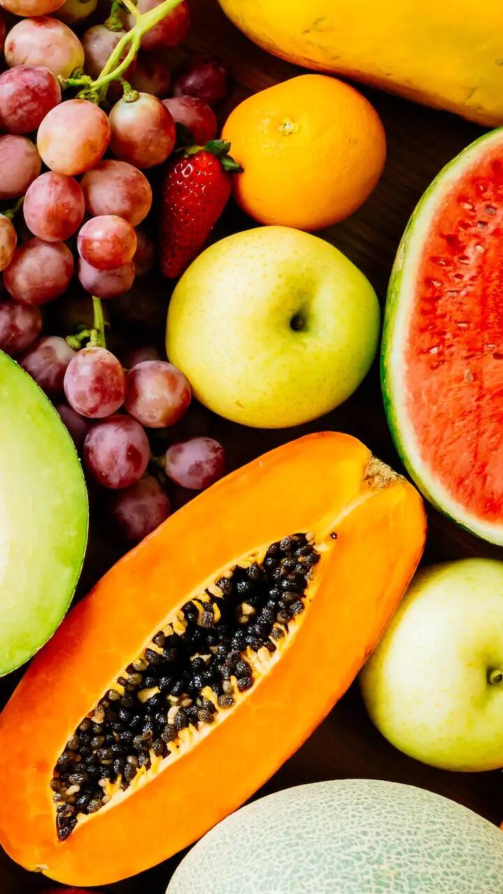 এছাড়াও বাইরের খাবারও না খাওয়াই ভালো। বর্ষায় রোগ প্রতিরোধ শক্তি কমে যায় এবং হজমের পদ্ধতিও কিছুটা ধীরগতির হয়ে পড়ে। ফলে খাবার খুব তাড়াতাড়ি হজম হয় না। বর্ষায় রোগ প্রতিরোধ ক্ষমতা বৃদ্ধিতে সহায়ক ফল খাদ্যতালিকায় রাখা উচিত। জেনে নেওয়া যাক, এমন কয়েকটি ফল সম্পর্কে যেগুলি বর্ষাকালে খেলে রোগ প্রতিরোধ ক্ষমতা বৃদ্ধিতে সহায়ক।