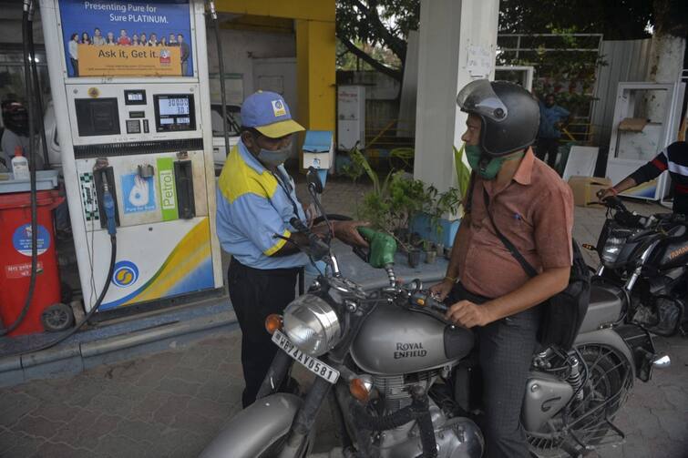 Petrol Diesel Price Today 2 November 2021 Hiked IOCL Fuel Price Latest Updates Petrol Diesel Price: फिर महंगाई का झटका! बढ़े तेल के दाम, दिल्ली में पेट्रोल की कीमत 110 रुपये के पार, जानें अपने शहर के नए रेट्स