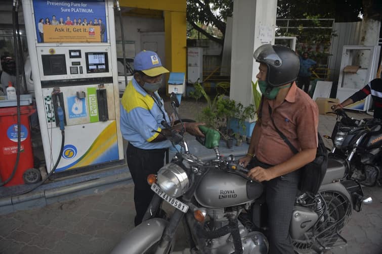 Petrol Diesel Price Today 13 August 2021 Know Rates Fuel Price in your city Chennai Tamilnadu Petrol-Diesel Price, 13 August: நின்று விளையாடும் காளை... 27 வது நாளாக அதே விலையில் பெட்ரோல்!