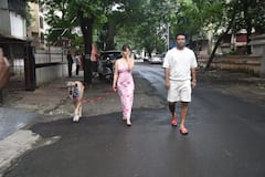 मुंबई की सड़कों पर साथ में घूमते दिखे Leander Paes और Kim Sharma, देखें तस्वीरें