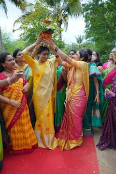 Bonalu Festival: బోన‌మెత్తిన వైఎస్ ష‌ర్మిల.. చిన్ననాటి ఫ్రెండ్‌తో ఉత్సాహంగా జాతర