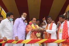 Indrakaran Reddy Worship Pics: చార్మినార్ భాగ్యలక్ష్మి అమ్మవారికి మంత్రి ఇంద్రకరణ్ రెడ్డి పట్టువస్త్రాలు