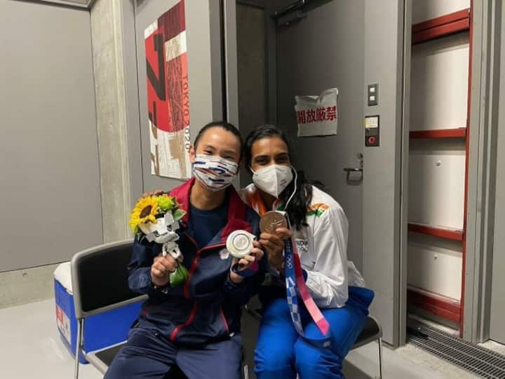 P.V.Sindhu shows good sportsmanship by consoling Tai Tzu Ying after her Tokyo Olympic Finals loss 'எனக்கு அந்த வலி புரியும்...' ஆறுதல் கூறிய பி.வி.சிந்து; அழுத தைவான் வீராங்கணை தாய் சுயிங்!