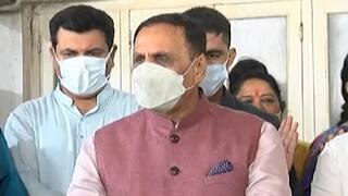 રાજકોટઃ જન્મદિવસ પર CM રૂપાણીએ ભાજપના ક્યા દિગ્ગજ નેતાને પગે લાગી લીધા આશીર્વાદ, જાણો વિગત