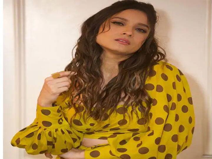 टीवी शो ‘पवित्र रिश्ता’ की एक्ट्रेस अंकिता लोखंडे अपने बॉयफ्रेंड विक्की जैन के साथ सोशल मीडिया पर अक्सर फोटो शेयर करते हुए दिखाई देती हैं. अंकिता की लाइफ में विक्की जैन वो इंसान हैं, जिन्होंने अंकिता को फिर से प्यार में विश्वास करना सिखाया था. अंकिता लोखंडे जल्द ही विक्की जैन (Vicky Jain) संग शादी के बंधन में बंध सकती हैं.