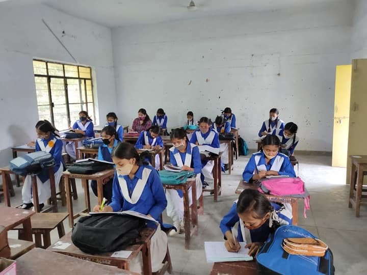 Uttarakhand School Reopen, online classes for students not coming to school ANN Uttarakhand School Reopen: उत्तराखंड में खुले स्कूल, घर में रहने वाले बच्चों के लिए उठाया गया ये बड़ा कदम