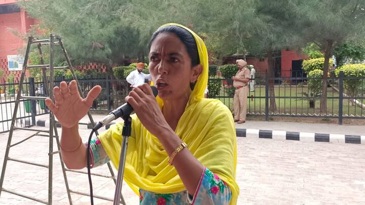 ਜਥੇਬੰਦੀ ਵੱਲੋਂ ਐਲਾਨ ਕੀਤਾ ਗਿਆ ਹੈ ਜਿੰਨਾ ਚਿਰ ਮੁਆਵਜ਼ਾ ਰਾਸ਼ੀ ਜਾਰੀ ਨਹੀਂ ਹੁੰਦੀ ਧਰਨਾ ਦਿਨ-ਰਾਤ ਲਈ ਓਨਾ ਸਮਾਂ ਚੱਲੇਗਾ।