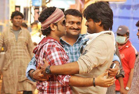 'గబ్బర్ సింగ్' సినిమా సెట్స్ లో డైరెక్టర్ హరీష్ శంకర్, బండ్ల గణేష్ లతో దేవిశ్రీప్రసాద్