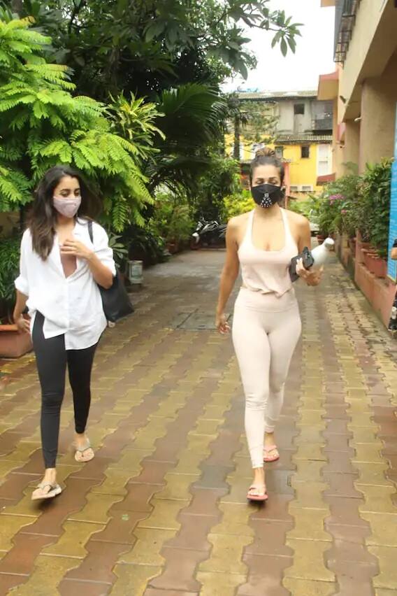 পোস্ট হতেই এই ছবিগুলি ভাইরাল হয়েছে সোশ্যাল মিডিয়ায়।