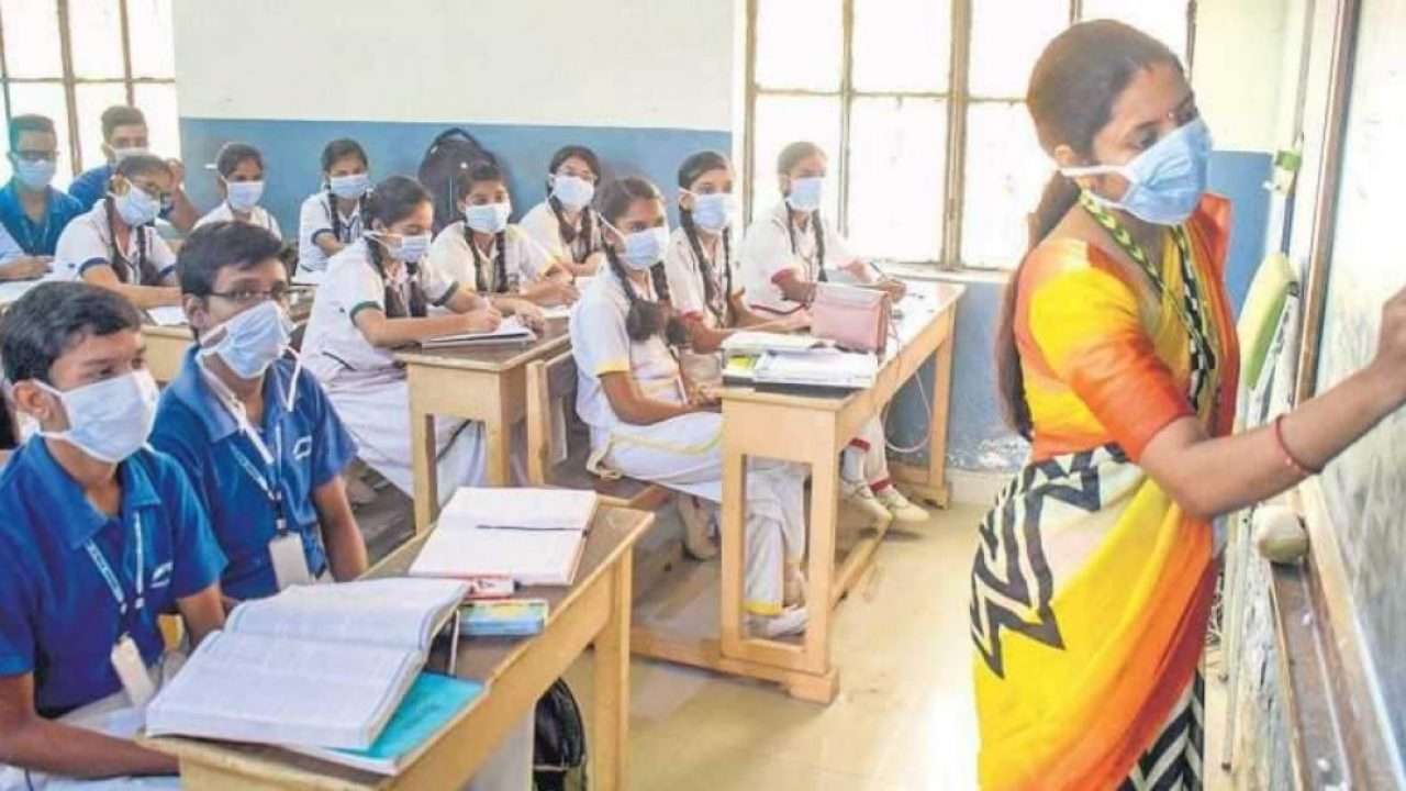 TN School Reopen:  9ம் வகுப்பு முதல் 12-ஆம் வகுப்பு வரை பள்ளிகள் செயல்பட யோசனை - தமிழ்நாடு அரசு