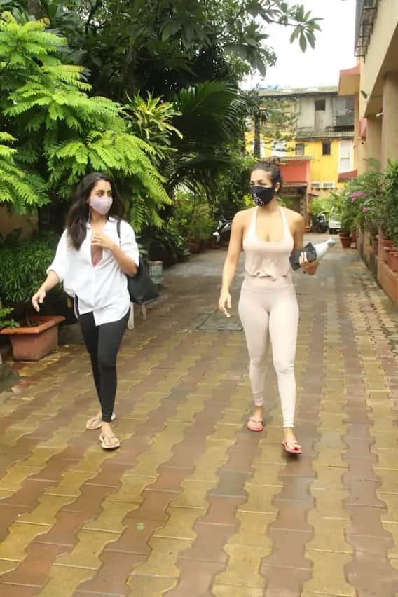 বেজ রঙা জিমের পোশাকে দেখা যায় নায়িকাকে। চুল তুলে খোঁপা করা।