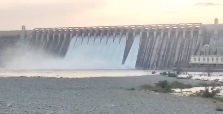 దీంతో ఆ ప్రాంతం అంతా సందడిగా మారింది. పెద్ద సంఖ్యలో ప్రాజెక్టు వద్దకు చేరుకొని కృష్ణమ్మ సోయగాలను జనం ఆస్వాదిస్తున్నారు.