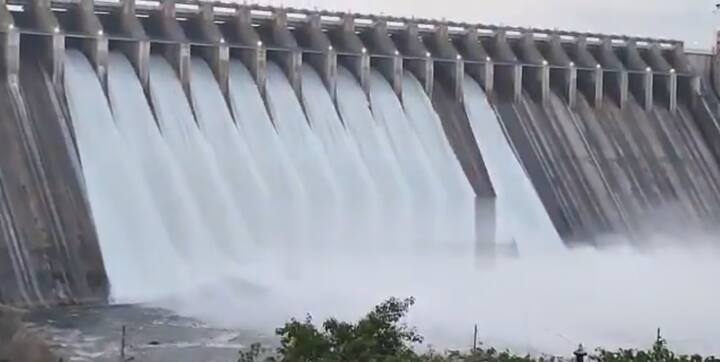 1 లక్షా 30 వేల క్యూసెక్కుల నీటిని దిగువకు వదులుతున్నారు. గేట్లు తెరుచుకోవడంతో నాగార్జున సాగర్కు పర్యటకులు పోటెత్తుతున్నారు.