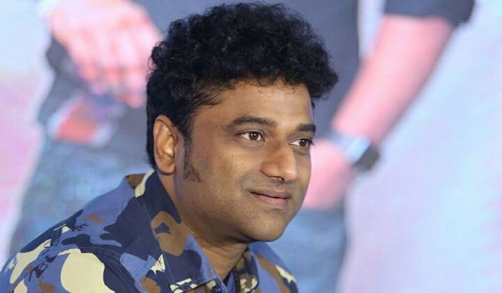 19 ఏళ్ల వయసులోనే సంగీత ప్రపంచంలోకి అడుగుపెట్టి తన మ్యూజిక్ తో ప్రేక్షకులను అలరించారు దేవిశ్రీప్రసాద్. వరుస సినిమాలు చేస్తూ తమ మ్యూజిక్ తో టాలీవుడ్ రాక్ అనిపించుకున్నాడు. ఈ రోజు దేవి తన పుట్టిన రోజు వేడుకలు జరుపుకుంటున్నారు. ఈ సందర్భంగా దేవి ప్రసాద్ కి సంబంధించిన కొన్ని రేర్ ఫోటోలు ఇప్పుడు చూద్దాం!