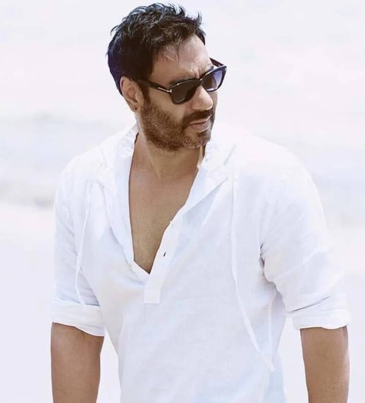 अजय देवगन : बॉलीवुड के सिंघम अजय देवगन ने भी इस साल प्रॉपर्टी में इन्वेस्ट किया है. ख़बरों की मानें तो अजय ने अपने घर ‘शक्ति’ के पास ही एक बंगला खरीदा है जो 5310 स्क्वायर फीट में बना हुआ है. जुहू में मौजूद इस बंगले की कीमत करोड़ों रुपए बताई जा रही है.