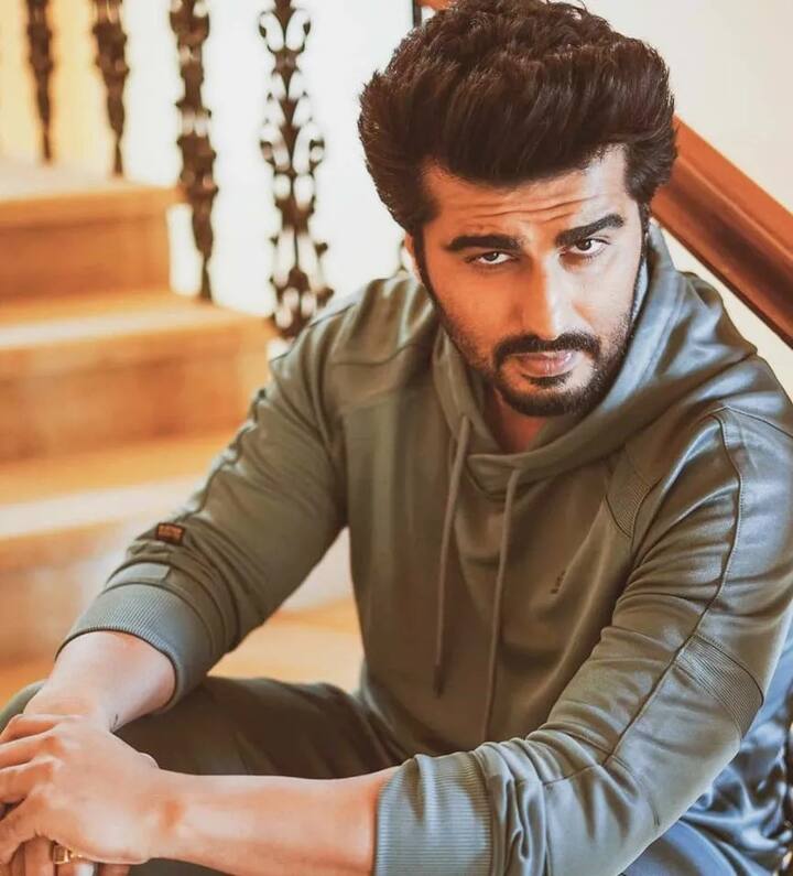 अर्जुन कपूर : मीडिया रिपोर्ट्स के अनुसार, अर्जुन कपूर ने हाल ही में मलाइका अरोड़ा के घर के पास एक 4 बीएचके का अपार्टमेंट खरीदा है. सी फेसिंग इस अपार्टमेंट की कीमत 23 करोड़ रुपए बताई जाती है.