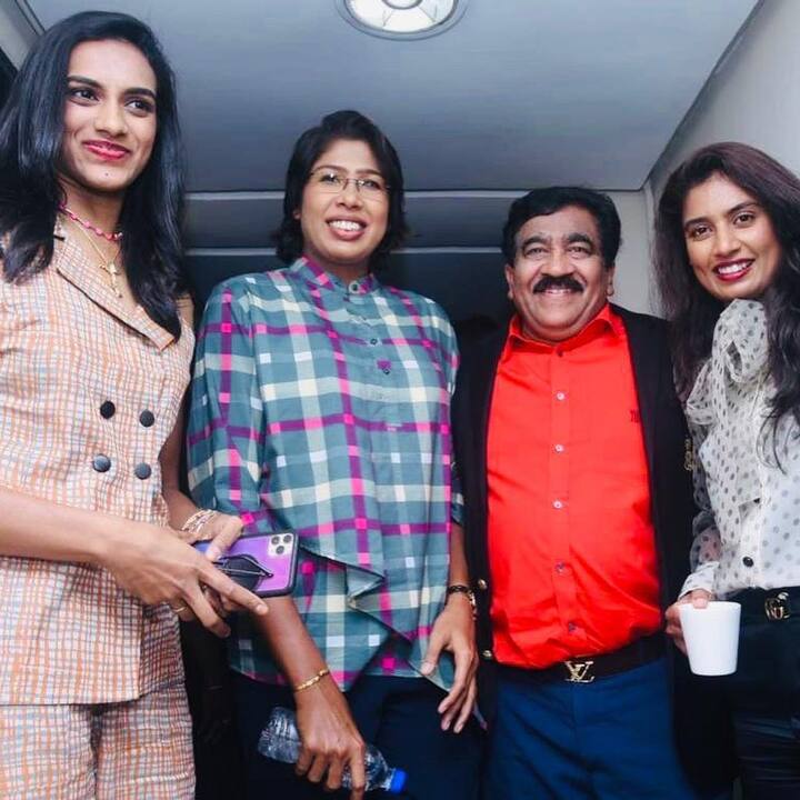 మహిళా క్రికెటర్లతో