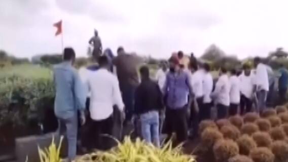 મુંબઈ એરપોર્ટ પર શિવસેનાના કાર્યકરોની તોડફોડ, શિવાજી મહારાજના સ્થાને અદાણીનું બોર્ડ લગાવાયું