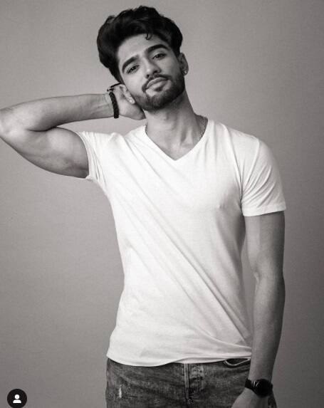 জিশান খান - 'কুমকুম ভাগ্য' টেলিভিশন সিরিয়ালের জন্য অত্যন্ত জনপ্রিয় হয়ে উঠেছেন জিশান খান। গোয়া থেকে ছুটি কাটিয়ে ফেরার সময় তাঁক নিয়ে বিতর্ক তৈরি হয়। এখন দেখার 'কুমকুম ভাগ্য'-র পর বিগ বসের ঘরে এসে তাঁর ভাগ্য কতটা সঙ্গ দেয়।