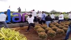 Mumbai Airport : मुंबई विमानतळावरील अदानींच्या नामफलकाची शिवसैनिकांकडून तोडफोड ABP Majha