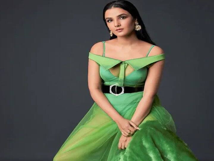 टीवी एक्ट्रेस जैस्मिन भसीन को हमने बिग बॉस शो में अली गोनी से अपने प्यार का इजहार करते हुए कई बार देखा है. दोनों की जोड़ी को शो के दौरान खूब पसंद किया गया था. शो में दोनों शादी करने के लिए तैयार देखे गए थे, लेकिन दोनों अपने परिवार के हां का वेट कर रहे हैं. अली गोनी (Aly Goni) और जैस्मिन की बॉन्डिंग अब दिन पर दिन गहरी ही होती जा रही है. हाल ही में दोनों को पंजाबी गाने में साथ देखा गया है.
