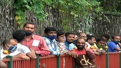 Mumbai : गोरेगावच्या नेस्को लसीकरण केंद्राबाहेर नागरिकांच्या रांगा; आज फक्त 70 जणांना लस मिळणार