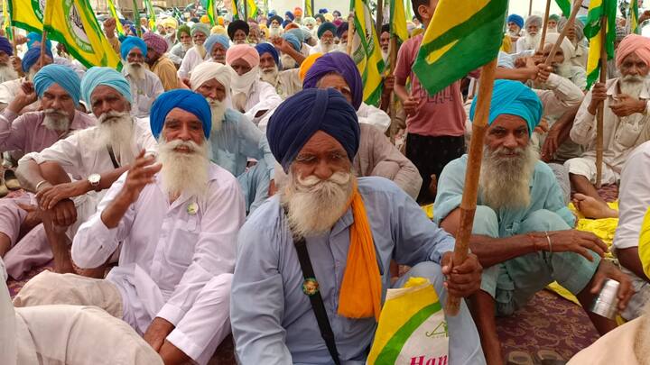 ਮ੍ਰਿਤਕ ਕਿਸਾਨ ਦਾ ਅਜੇ ਤੱਕ ਸਸਕਾਰ ਵੀ ਨਹੀਂ ਕੀਤਾ ਗਿਆ। ਇਸ ਮੌਕੇ ਭਾਰਤੀ ਕਿਸਾਨ ਯੂਨੀਅਨ ਏਕਤਾ ਉਗਰਾਹਾਂ ਦੀ ਜ਼ਿਲ੍ਹਾ ਬਰਨਾਲਾ ਦੀ ਇਕਾਈ ਦੀ ਅਗਵਾਈ ਵਿੱਚ ਵੱਡੀ ਗਿਣਤੀ ਕਿਸਾਨਾਂ ਤੇ ਕਿਸਾਨ ਔਰਤਾਂ ਨੇ ਇਸ ਰੋਸ ਪ੍ਰਦਰਸ਼ਨ ਵਿੱਚ ਸ਼ਮੂਲੀਅਤ ਕੀਤੀ ਤੇ ਜ਼ਿਲ੍ਹਾ ਪ੍ਰਸ਼ਾਸਨ ਤੇ ਪੰਜਾਬ ਸਰਕਾਰ ਖ਼ਿਲਾਫ਼ ਜੰਮ ਕੇ ਨਾਅਰੇਬਾਜ਼ੀ ਕੀਤੀ ਗਈ।