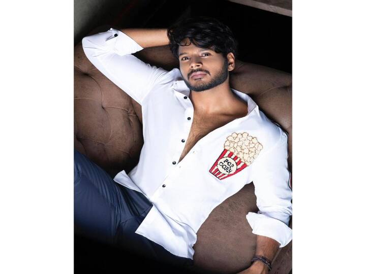 கிஷன், ஒரு வருடம் கவுதம் மேனனிடம் உதவி இயக்குனராகப் பணியாற்றினார்