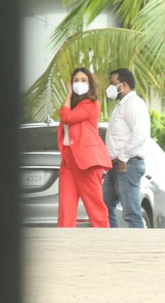 ਲੇਡੀ ਬੌਸ ਅਵਤਾਰ 'ਚ ਛਾਈ ਕਰੀਨਾ ਕਪੂਰ, ਰੈੱਡ ਪੇਂਟਸੂਟ ਪਾ ਕੇ ਸਟਨਿੰਗ ਲੁੱਕ 'ਚ ਸ਼ੂਟ 'ਤੇ ਪਹੁੰਚੀ