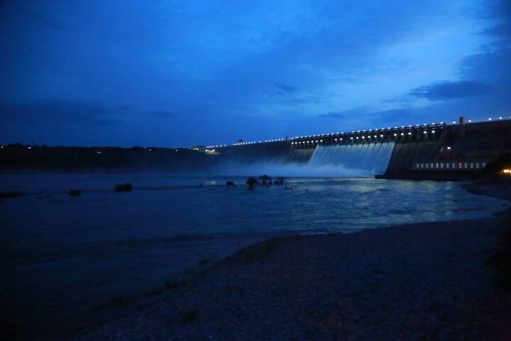 నాగార్జున సాగర్ జలాశయం 590 అడుగుల గరిష్ఠ నీటి మట్టానికి చేరుకోవడంతో డ్యామ్ అధికారులు ప్రాజెక్టు గేట్లను ఎత్తి దిగువకు నీటిని విడుదల చేస్తున్నారు. ఎగువ నుంచి 5 లక్షల 14 వేల క్యూసెక్కుల నీరు ఇన్ ఫ్లో వస్తుంది.