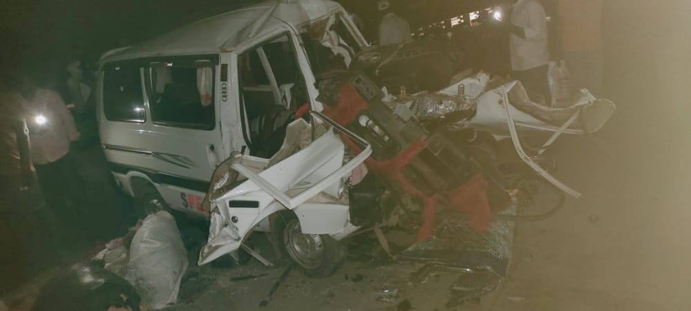 Three killed and 13 injured in truck-car accident on Sangola Miraj Road सांगोला मिरज रोडवर ट्रक आणि कारच्या धडकेत तिघांचा मृत्यू तर 13 जखमी