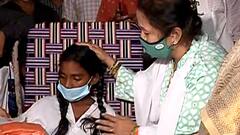 पाय गमावलेल्या साक्षीला सव्वा लाखांची तातडीची मदत, महापौर पेडणेकरांनी रुग्णालयात घेतली साक्षीची भेट