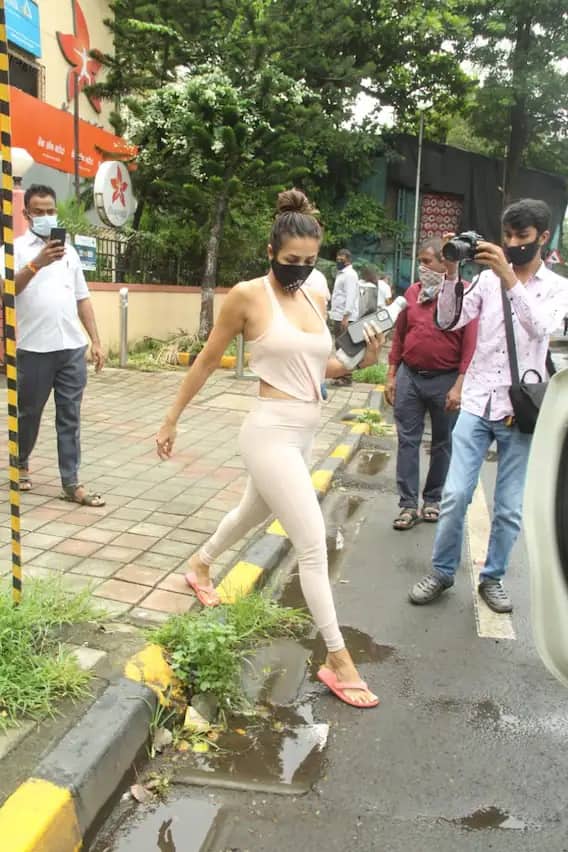 এরকম চেহারা বজায় রাখার জন্য অবশ্য যোগাকেই ধন্যবাদ দেন মালাইকা।