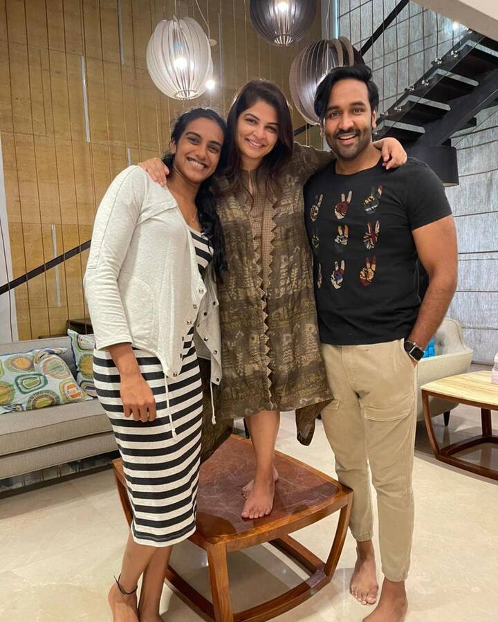 మంచు విష్ణు దంపతులతో