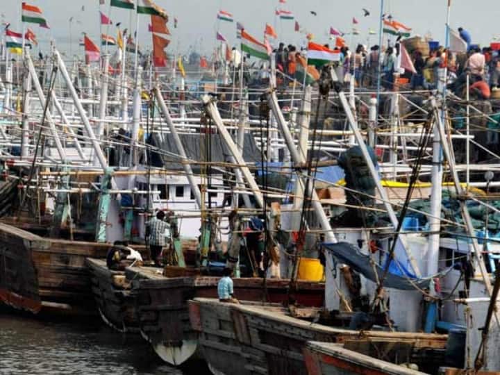 srilankan navy shoot tamilnadu fisherman in nagai தமிழ்நாடு மீனவர்கள் மீது இலங்கை கடற்படை துப்பாக்கிச் சூடு: தலையில் பாய்ந்த குண்டு!