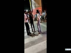 Woman Hitting Cab Driver: நடுரோட்டில் கார் ட்ரைவரை சரமாரியாக அறைந்த பெண்... வைரல் வீடியோ!