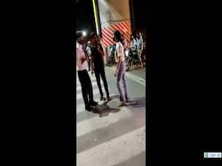Woman Hitting Cab Driver: நடுரோட்டில் கார் ட்ரைவரை சரமாரியாக அறைந்த பெண்... வைரல் வீடியோ!